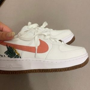 Kids size 5 Nike fig 3 white and pink sneakers